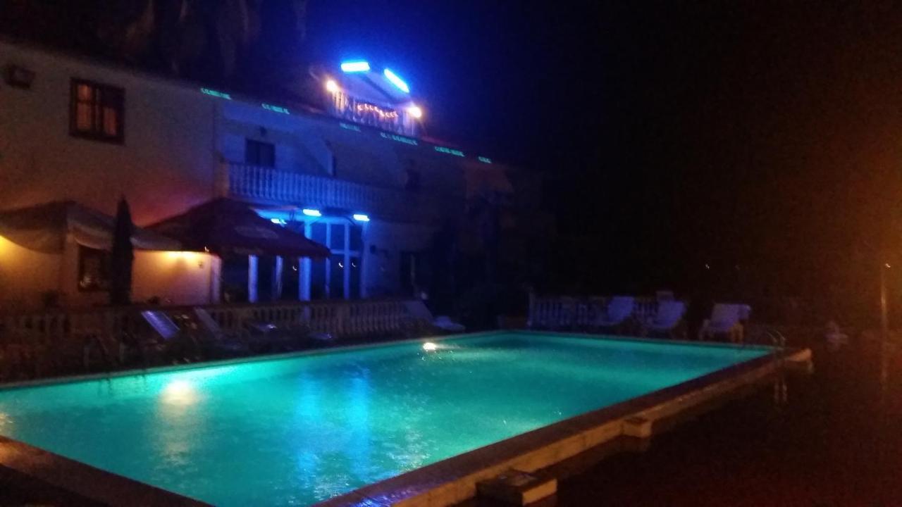 Hotel Aurora Pula Exterior photo
